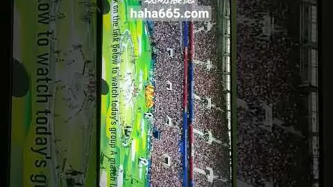 詹姆斯精准传递，戴维斯轻松完成扣篮